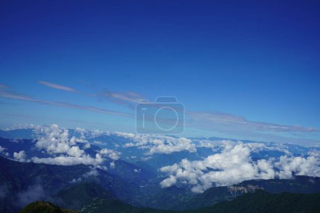 Foto de Cielo con Nube en Tiempo Soleado desde la Ruta de la Seda Sikkim, Zuluk - Imagen libre de derechos