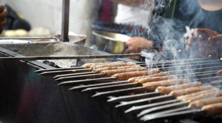 Téléchargez les photos : Spécial Seekh Kebab à la rue Zakaria à Kolkata - en image libre de droit