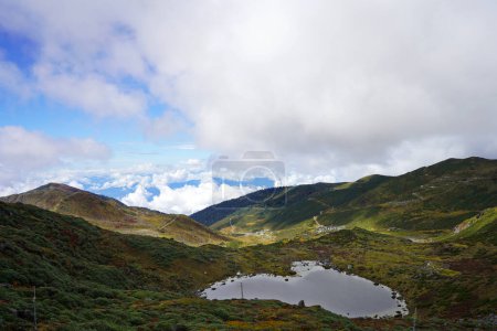Foto de Lago de fresa entre cordillera en la antigua ruta de la seda Sikkim - Imagen libre de derechos