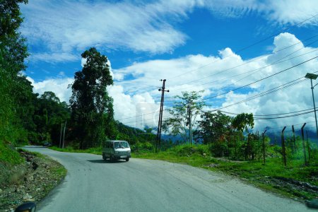 Foto de Clima soleado y claro en la carretera de montaña de Sikkim - Imagen libre de derechos