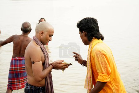 Téléchargez les photos : Jouer Tarpan à Babu Ghat pendant Mahalaya - en image libre de droit