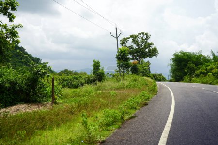 Die saubere Dorfstraße in Richtung Daringbadi von Odisha