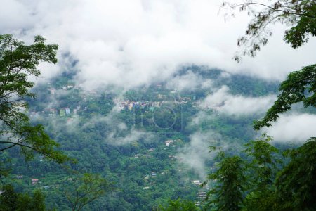 Téléchargez les photos : La vue de la maison en montagne dans une journée nuageuse du nord du Bengale - en image libre de droit