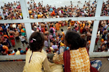 Téléchargez les photos : Deux mondes différents pendant le Mahalaya Tarpan à Kolkata Babu Ghat - en image libre de droit