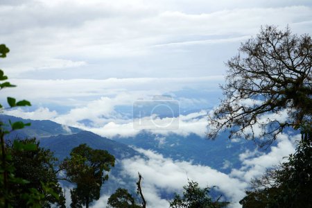 Vista de la formación de nubes en la Montaña del Norte de Bengala