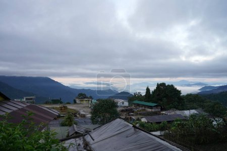 Téléchargez les photos : Vue du village Phadamchen du Sikkim après le coucher du soleil - en image libre de droit