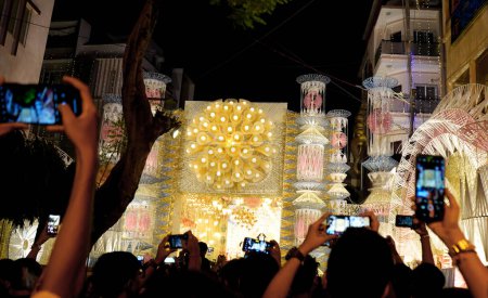 Téléchargez les photos : Visiteurs sont occupés pour capturer la beauté de Mudiali Durga Puja Pandal - en image libre de droit