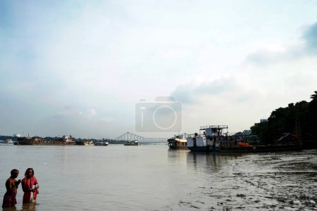 Téléchargez les photos : Vue grand angle du Ganga Ghat pendant le tarpan Mahalaya - en image libre de droit