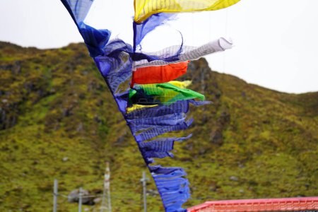 Foto de Bandera de adoración soplando con viento en Tsomgo o Changu Lake en Sikkim - Imagen libre de derechos
