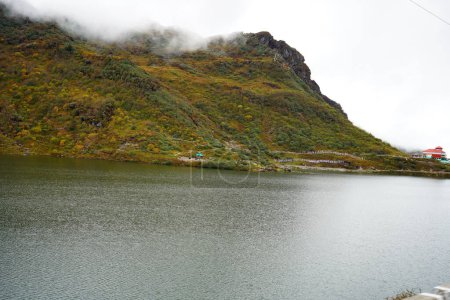 Foto de Maravilloso cuerpo de agua del lago Tsomgo o lago Changu en Sikkim Oriental - Imagen libre de derechos