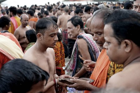 Téléchargez les photos : Jeune homme interprétant Tarpan pendant Mahalaya Time à Kolkata Ganga Ghat - en image libre de droit