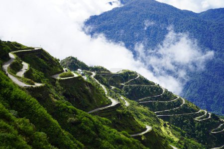 Téléchargez les photos : Route Zig Zag avec vue sur la nature verte de la vieille route de la soie Sikkim - en image libre de droit
