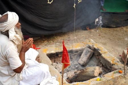 Foto de 15 de enero de 2023, India Adoración Sadhu durante Ganga Sagar Mela - Imagen libre de derechos