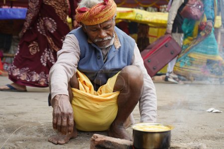 Foto de 15 enero 2023, Calcuta, Bengala Occidental, India. Cocinar comida al aire libre en la mañana de invierno durante Ganga Sagar Mela - Imagen libre de derechos