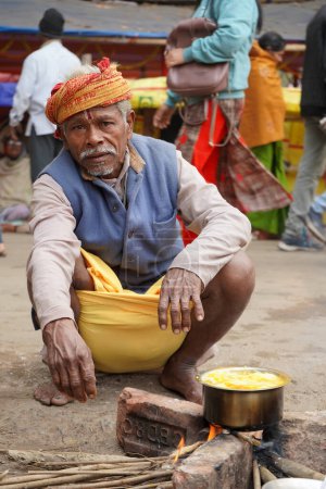 Foto de 15 enero 2023, Calcuta, Bengala Occidental, India. Retrato del visitante cocinando comida en Kolkata Ganga Sagar Transit Camp - Imagen libre de derechos