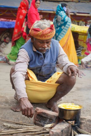 Téléchargez les photos : 15 janvier 2023, Kolkata, Bengale occidental, Inde. Portrait de la cuisine en plein air au matin d'hiver pendant Ganga Sagar Mela - en image libre de droit