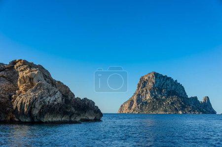 Foto de Panoramic views of the island of Es Vedra and Vedranell, located on the coast of the island of Ibiza. In front of the Cala d'Hort beach, one of the most visited by tourists. - Imagen libre de derechos