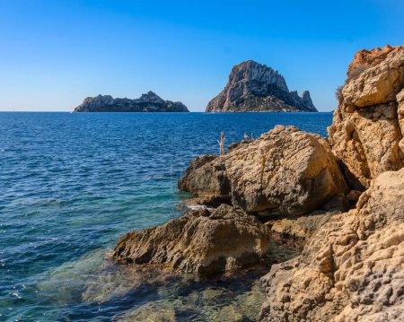 Téléchargez les photos : Panoramic views of the island of Es Vedra and Vedranell, located on the coast of the island of Ibiza. In front of the Cala d'Hort beach, one of the most visited by tourists. - en image libre de droit