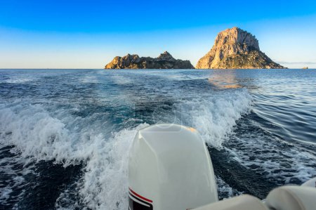 Foto de Panoramic views of the island of Es Vedra and Vedranell, located on the coast of the island of Ibiza. In front of the Cala d'Hort beach, one of the most visited by tourists. - Imagen libre de derechos