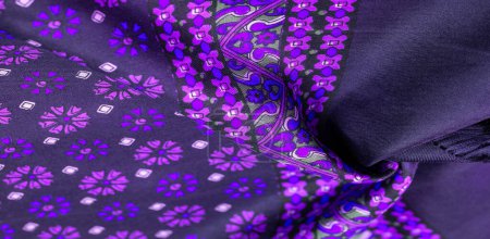 Foto de Tela de seda de color azul oscuro con flores azules y moradas, tela densa, de doble cara a base de fibras de triacetato. - Imagen libre de derechos