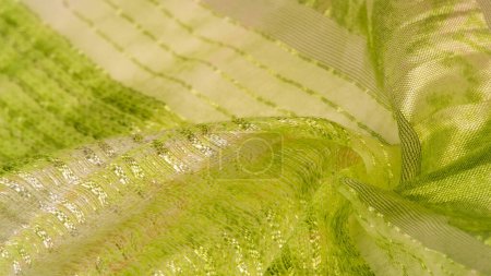 Téléchargez les photos : Tissu de soie, vert-brun, fond abstrait tissu de luxe ou vague liquide ou plis ondulés de soie grunge texture matériau de velours satiné ou fond de Noël luxueux ou design élégant papier peint - en image libre de droit