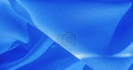 Téléchargez les photos : Tissu en soie bleue, tissu satiné lisse dans les tons saphir. Texture, fond, motif - en image libre de droit