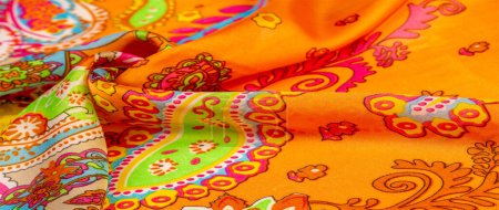 Téléchargez les photos : Tissu paisley en soie, éléments traditionnels décorés de thème indien paisley avec des détails ethniques en imprimé bohème, texture colorée, fond, motif - en image libre de droit