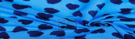 Foto de Tela de seda, impresión azul de corazones negros, fondo de textura, patrón, postal, - Imagen libre de derechos