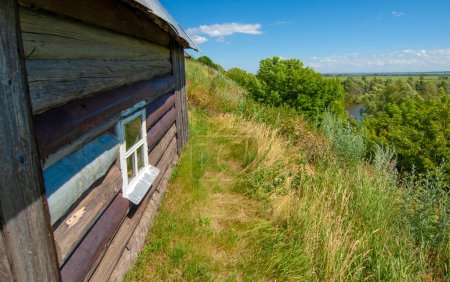 Foto de Paisaje de verano, edificios antiguos de madera, casas, cielo azul, vegetación brillante - Imagen libre de derechos