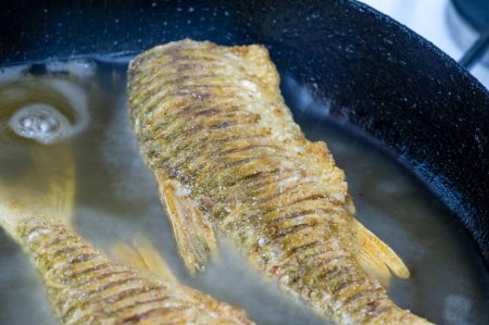 Foto de El pescado está listo para comer. El pescado contiene proteínas de alta calidad y otros nutrientes esenciales y es una parte importante de una dieta saludable.. - Imagen libre de derechos