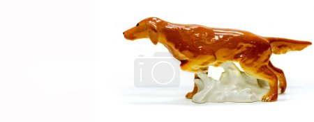 Authentic vintage American Foxhound figurine. Made from glazed ceramic for durability and aesthetic appeal. The perfect addition to any dog lover's collectible collection or home decor.