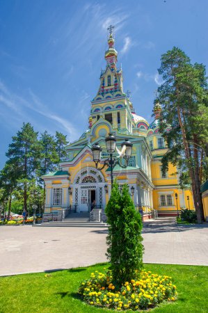 Téléchargez les photos : Cathédrale de l'Ascension - une église orthodoxe à Alma-Ata, sur le territoire de la place nommée d'après 28 gardes Panfilov, - en image libre de droit