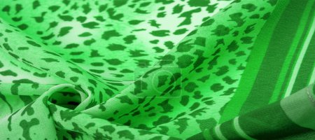 Foto de Tela de seda con rayas verde-blancas, piel de cebra en estilo africano. Para el diseñador, el boceto de la disposición, el séquito del decorador. Colección textura fondo - Imagen libre de derechos