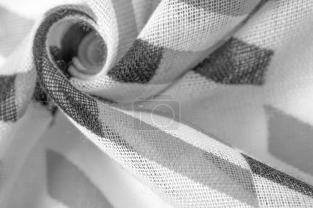 Foto de Tejido de seda blanco con formas rombo geométricas negras. oscuro. Antecedentes Plantilla. - Imagen libre de derechos