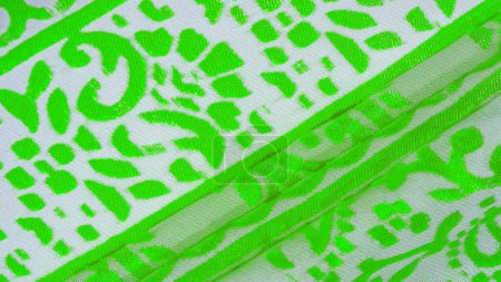 Seidentuch, grünes Tuch. Zarte Blütenschattierungen auf weißem Hintergrund, Foto von Paisley-Print. Textur, Muster, Kollektion