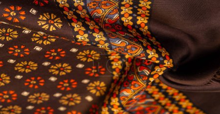 tissu de soie de couleur marron avec des couleurs rouges et jaunes, tissu dense, double face à base de fibres de triacétate. Contexte, Décor de motif