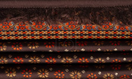 tissu de soie de couleur marron avec des couleurs rouges et jaunes, tissu dense, double face à base de fibres de triacétate. Contexte, Décor de motif