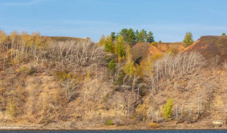 Herbstlandschaft, dunkelblaues Wasser, letzte warme Tage, Fluss, Bäume, windiges Wetter, gelb-rote Herbstblätter