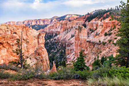Foto de Parque Nacional Bryce Canyon, Utah, EE.UU. paisajes increíblemente coloridos, hermoso paisaje natural. Concepto, turismo, lugar de interés turístico - Imagen libre de derechos