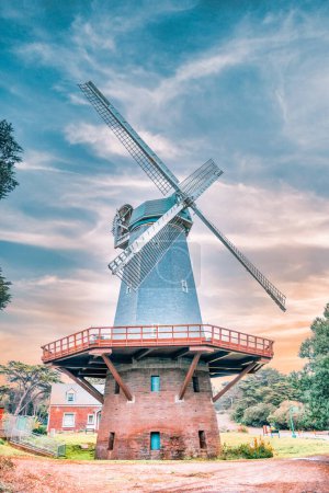 Téléchargez les photos : Moulin à vent Murphy dans Golden Gate Park, San Francisco, beau paysage. Concept de voyage, architecture historique - en image libre de droit