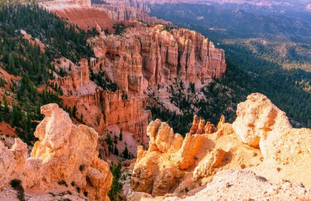 Foto de Parque Nacional Bryce Canyon, Utah, EE.UU. paisajes increíblemente coloridos, hermoso paisaje natural. Concepto, turismo, lugar de interés turístico - Imagen libre de derechos