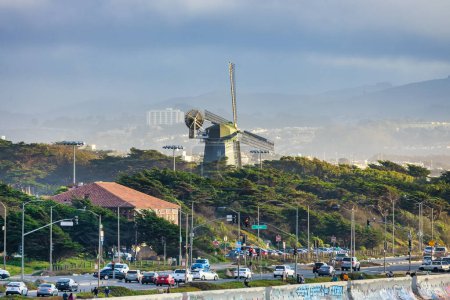 Téléchargez les photos : Vue de la promenade sur la plage océanique de San Francisco, avec le moulin à vent Murphy en arrière-plan, Golden Gate Park, Californie États-Unis - en image libre de droit