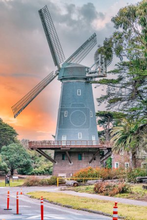 Téléchargez les photos : Moulin à vent Murphy dans Golden Gate Park, San Francisco, beau paysage. Concept de voyage, architecture historique - en image libre de droit