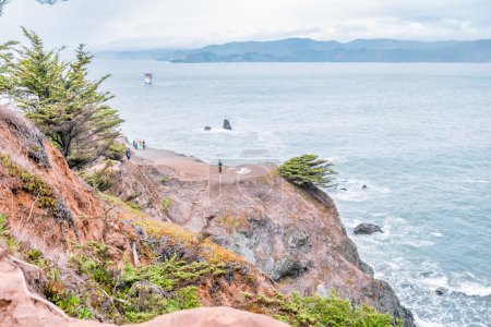 Foto de Lands End Trail en San Francisco, un popular paseo a lo largo de la costa rocosa del Pacífico. Hermosos paisajes, de California - Imagen libre de derechos