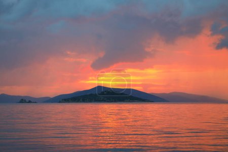 Foto de Puesta de sol en la playa. Ciudad costera de Turgutreis y espectaculares puestas de sol. Enfoque selectivo. - Imagen libre de derechos