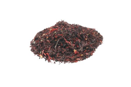 Hibiscus, una pila de hojas de té Hibiscus secas rojas. Té de Karkade. Sobre fondo blanco. Vista desde arriba.