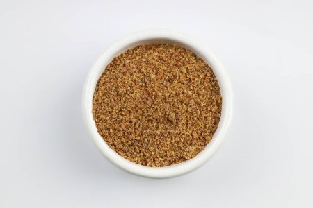 Téléchargez les photos : Pile de graines de lin isolées sur fond blanc - en image libre de droit