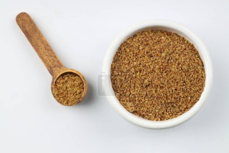 Téléchargez les photos : Pile de graines de lin isolées sur fond blanc - en image libre de droit