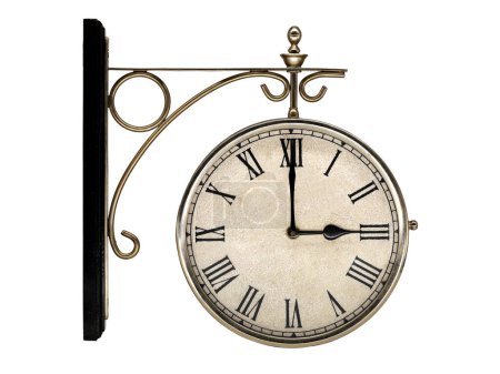viejo reloj de la estación de tren con números romanos aislados sobre fondo blanco, plano de estudio.