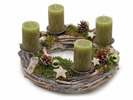 Foto de Corona de adviento de madera con velas verdes, bolas de Navidad musgo y estrellas aisladas sobre fondo blanco. - Imagen libre de derechos